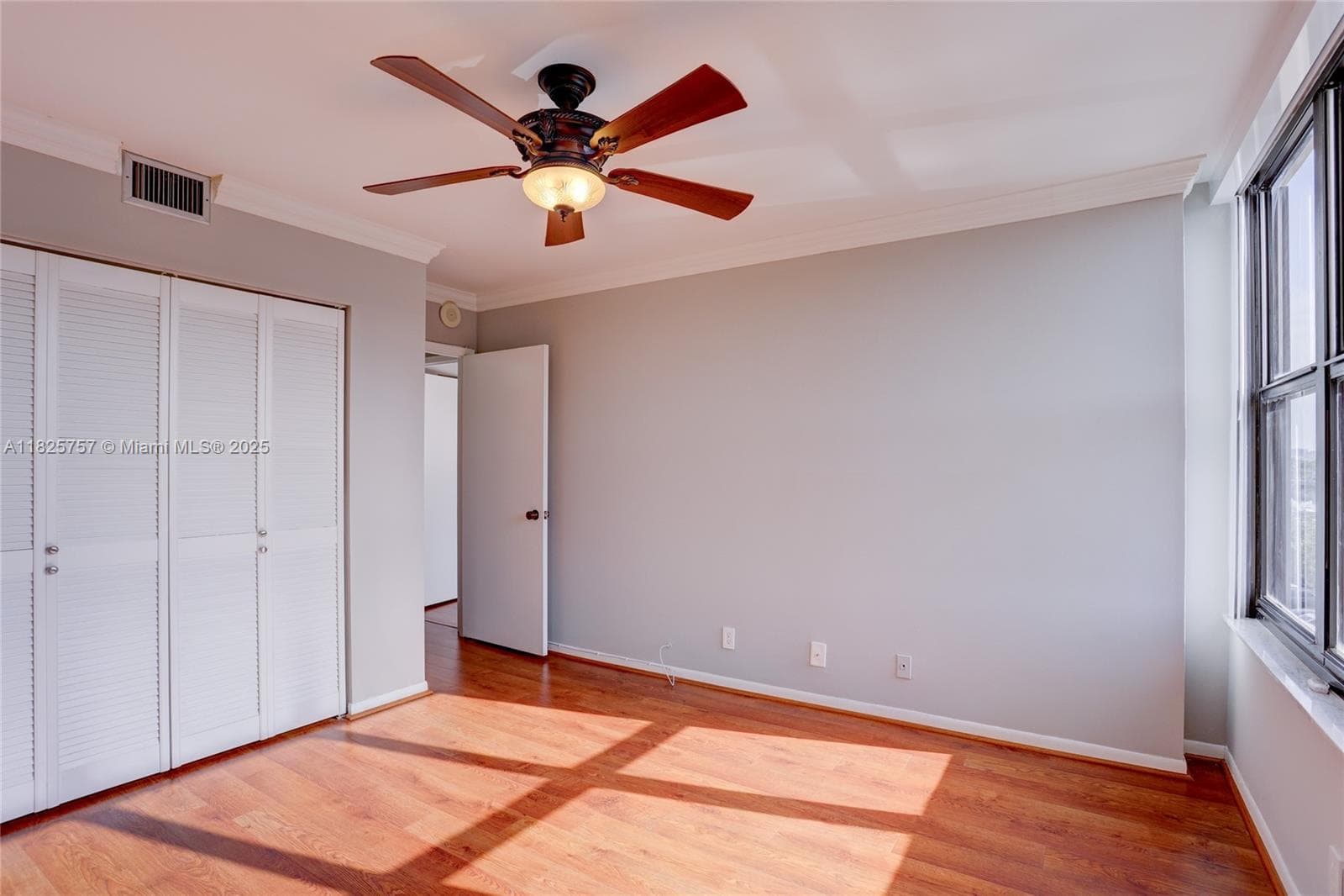 2500 Parkview Dr 405 photo 15