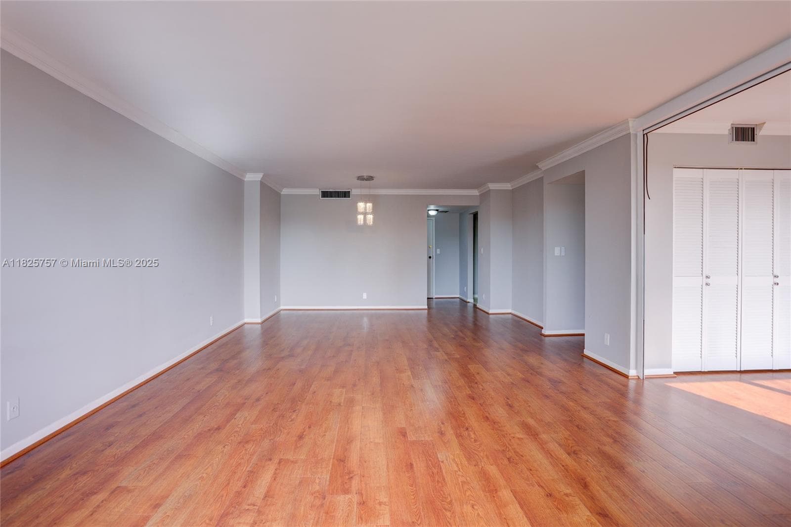 2500 Parkview Dr 405 photo 11