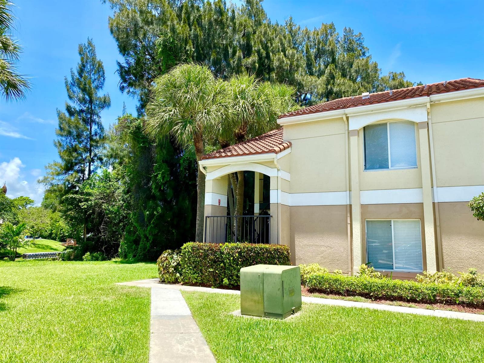 815 W Boynton Beach Boulevard 16-201 photo 2