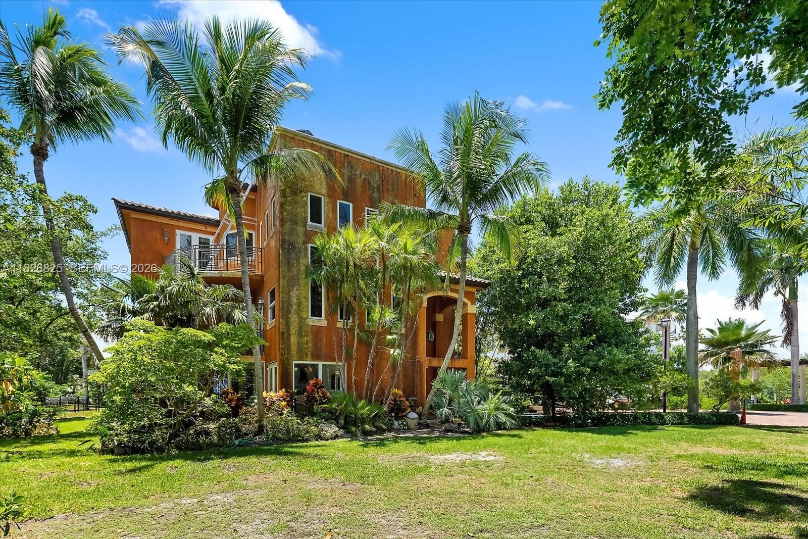 5843 Paradise Point Dr photo 2
