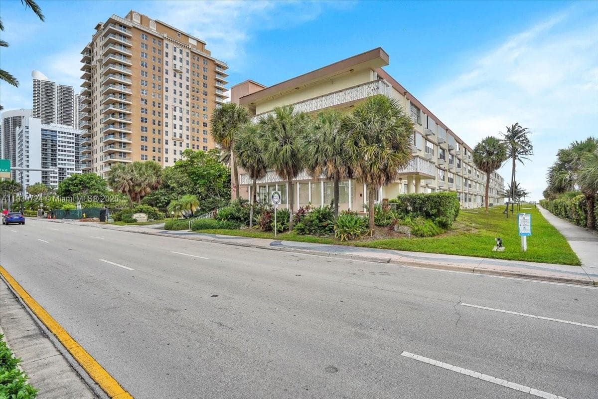 1936 S Ocean Dr 6D photo 2