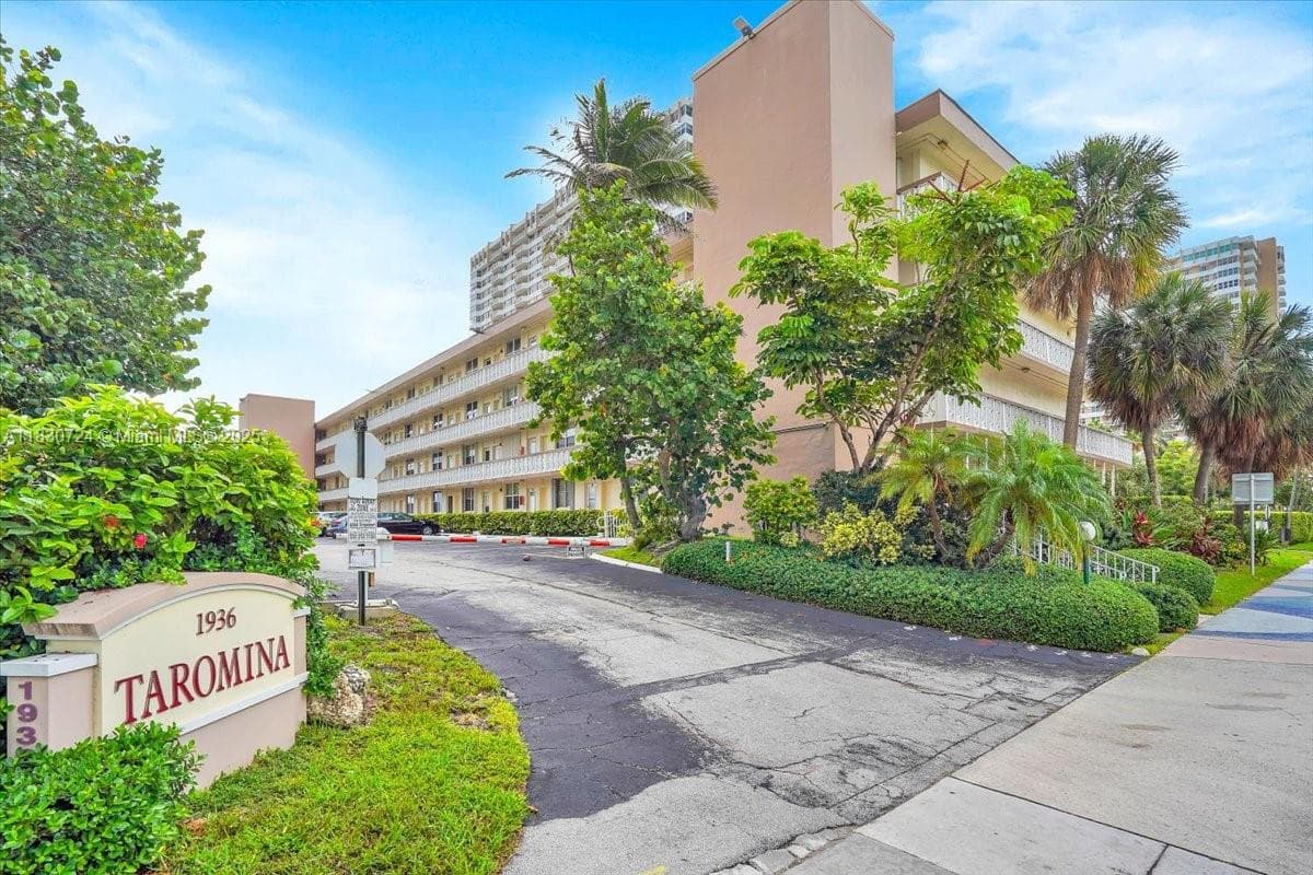 1936 S Ocean Dr 6D photo 1