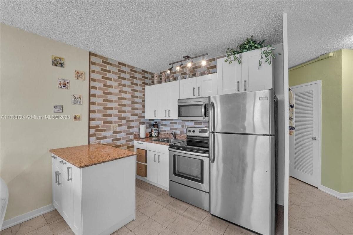 1936 S Ocean Dr 6D photo 11