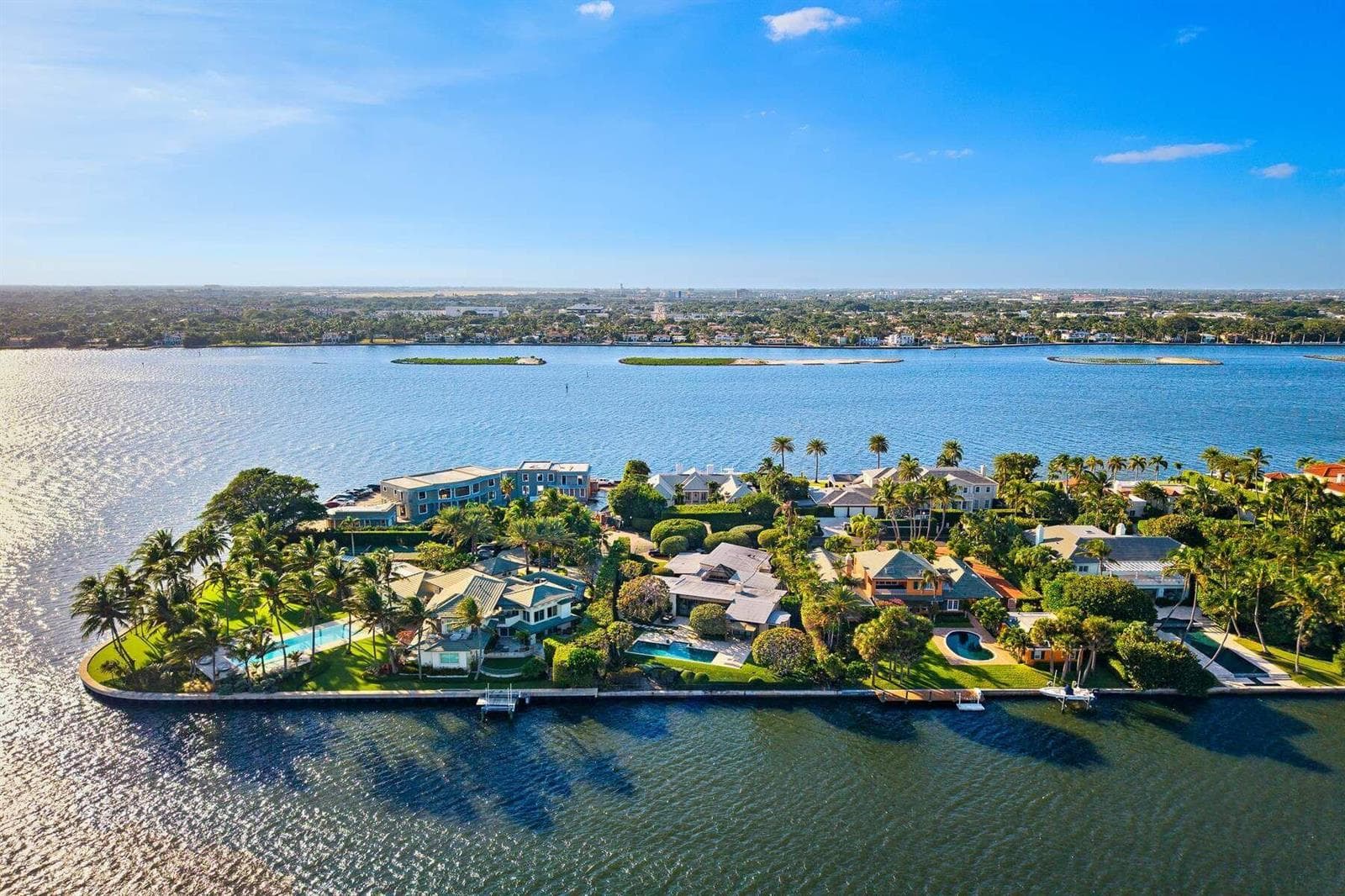 748 Island Drive photo 1