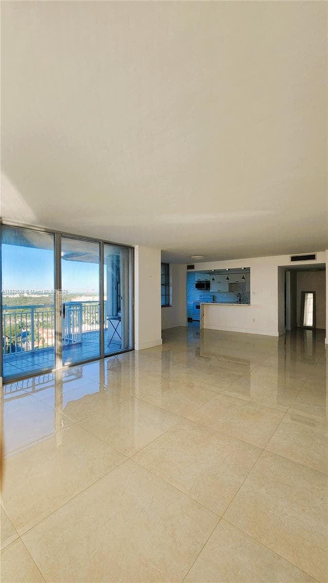 18051 Biscayne Blvd 1705 photo 6