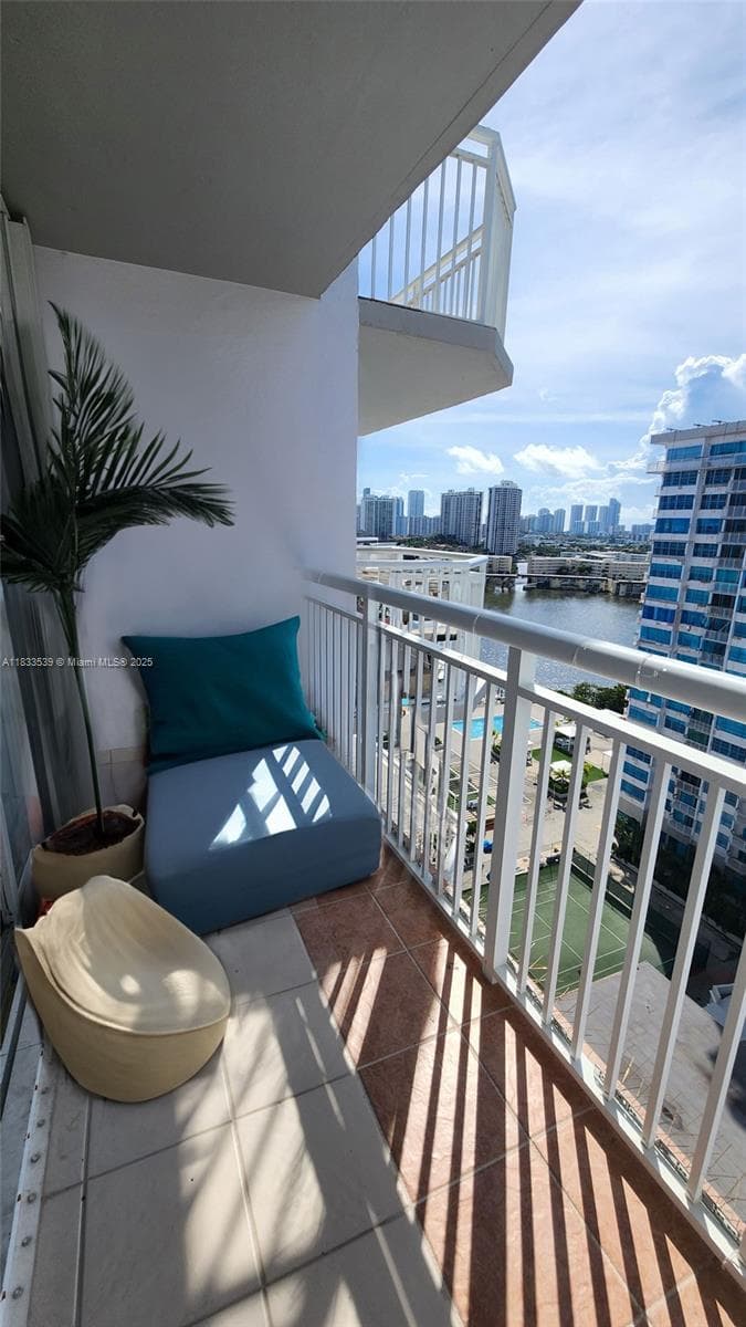 18051 Biscayne Blvd 1705 photo 22