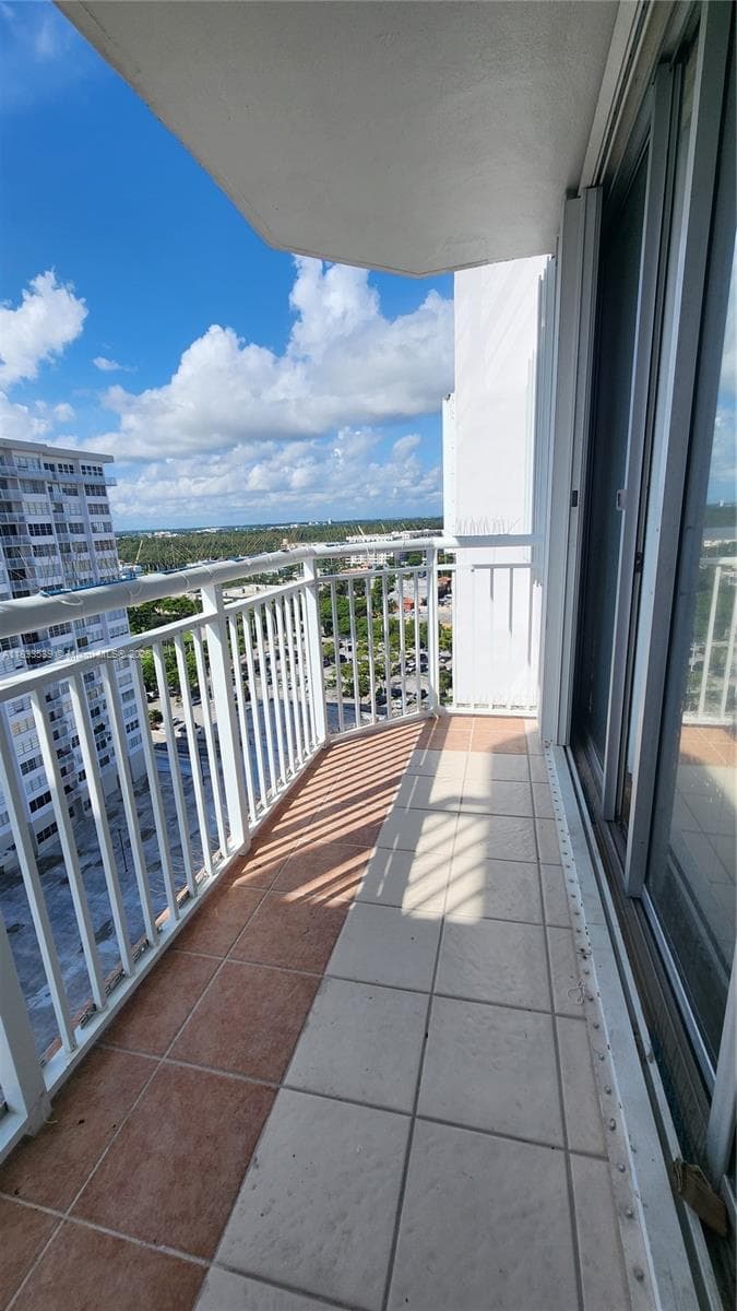18051 Biscayne Blvd 1705 photo 21