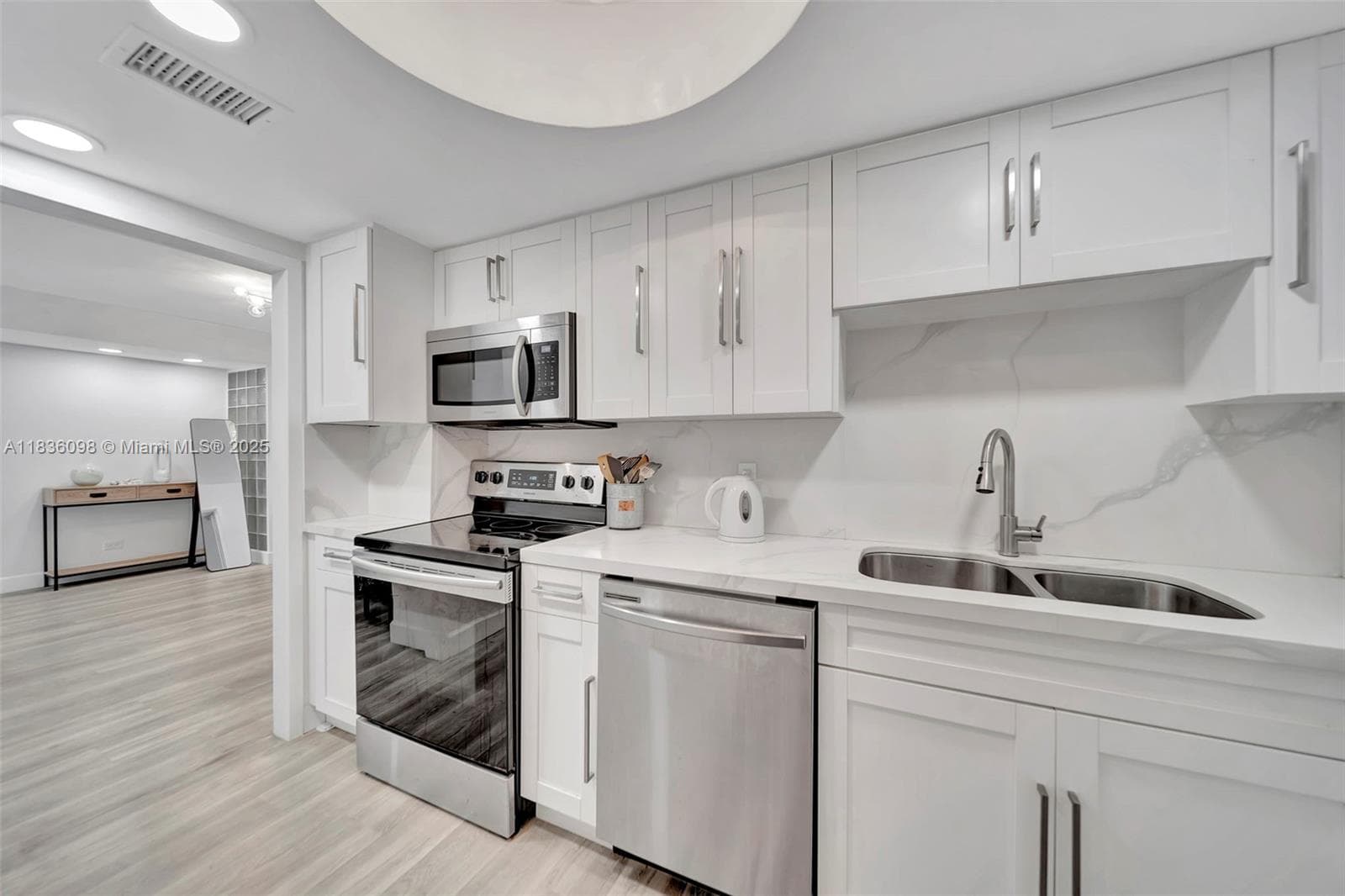 5005 Collins Ave 815 photo 8