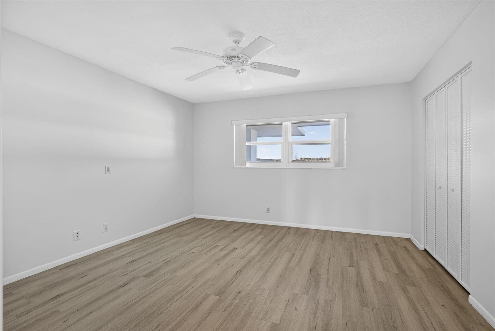 100 Shore Court 307 photo 17