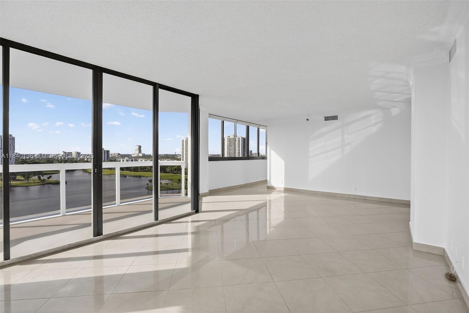 20185 E Country Club Dr 1405 photo 2