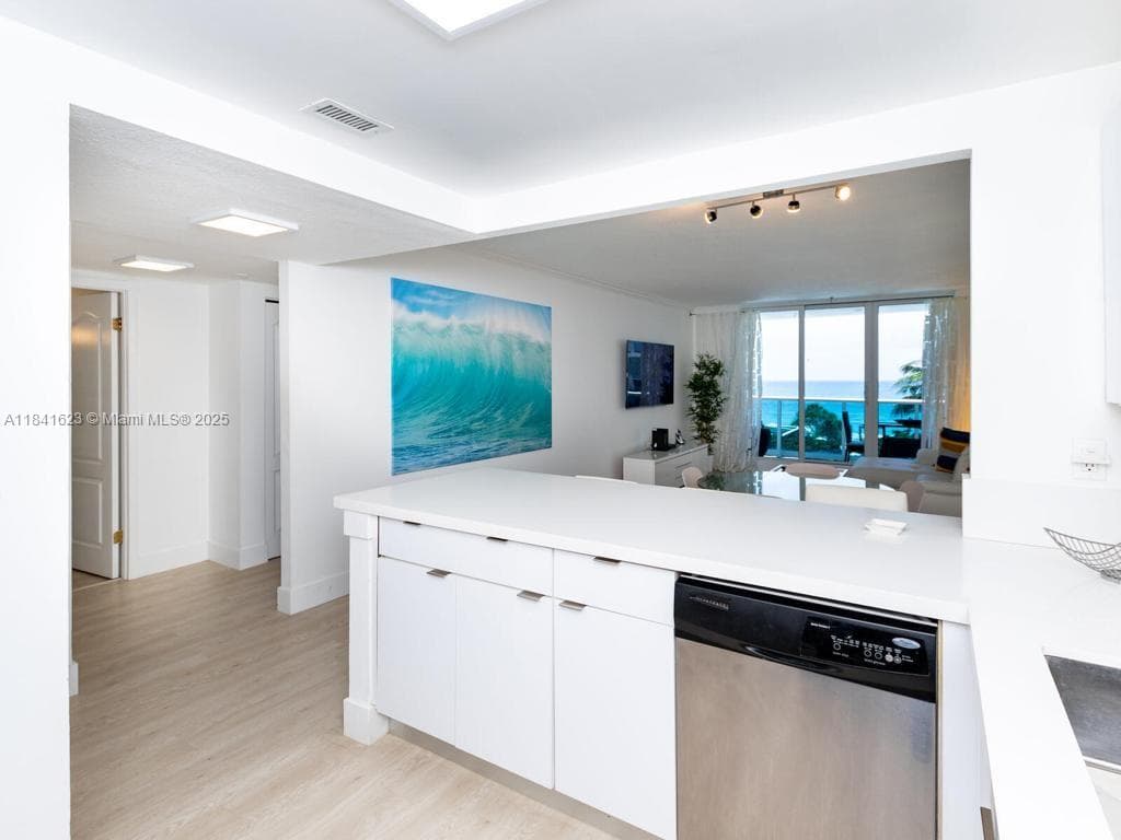 2301 Collins Ave 625 photo 2