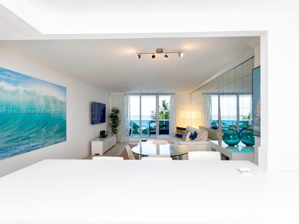 2301 Collins Ave 625 photo 3
