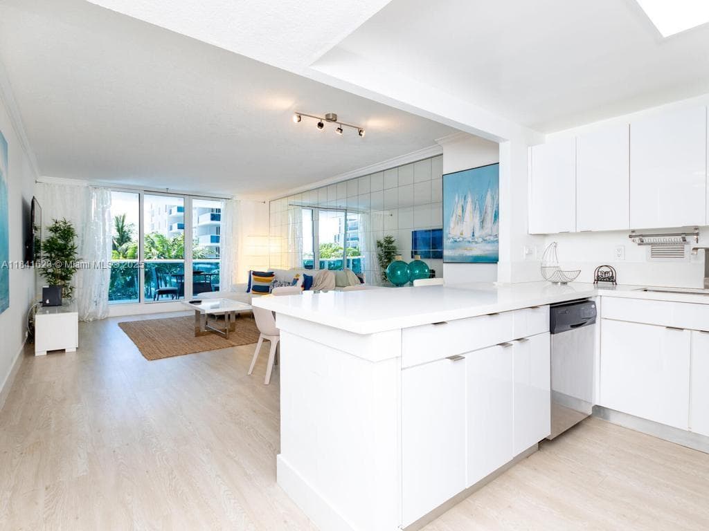 2301 Collins Ave 625 photo 10