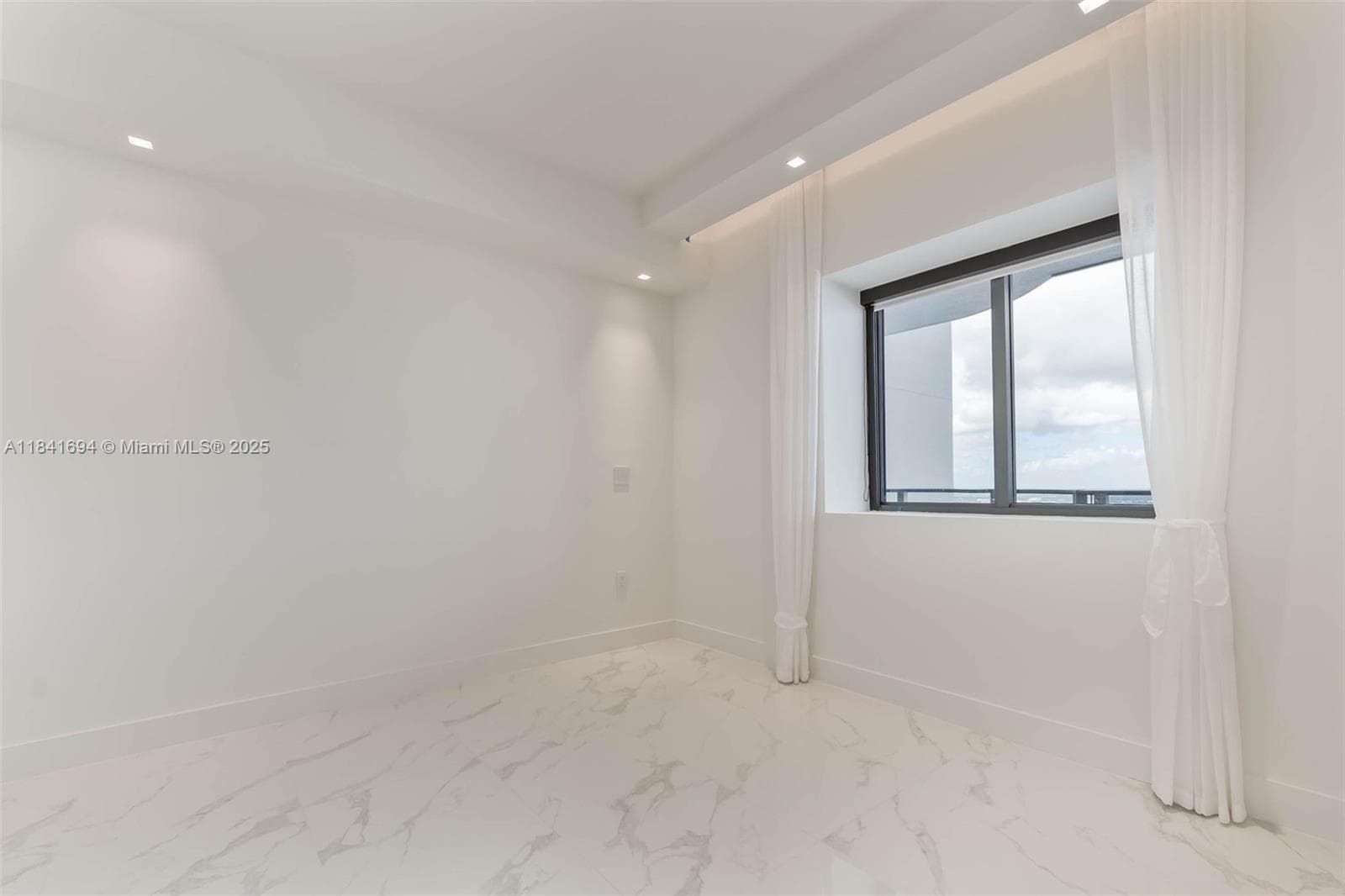 700 NE 24 ST 5005 photo 20