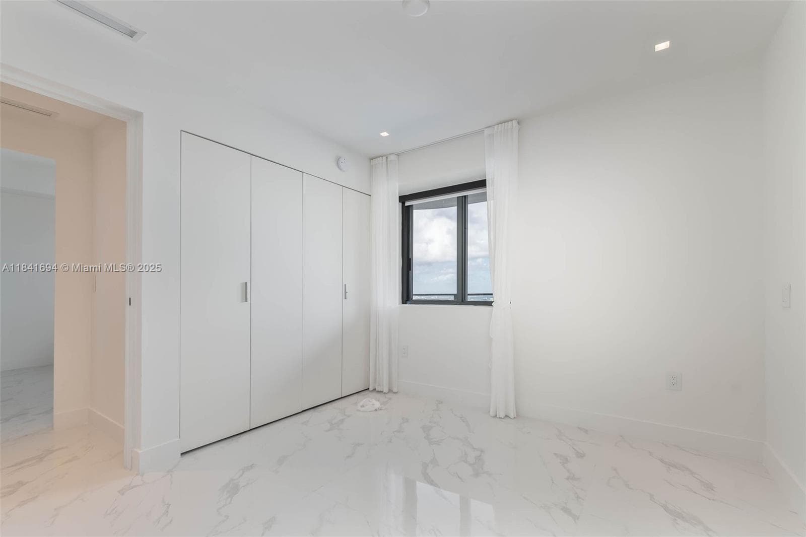 700 NE 24 ST 5005 photo 18