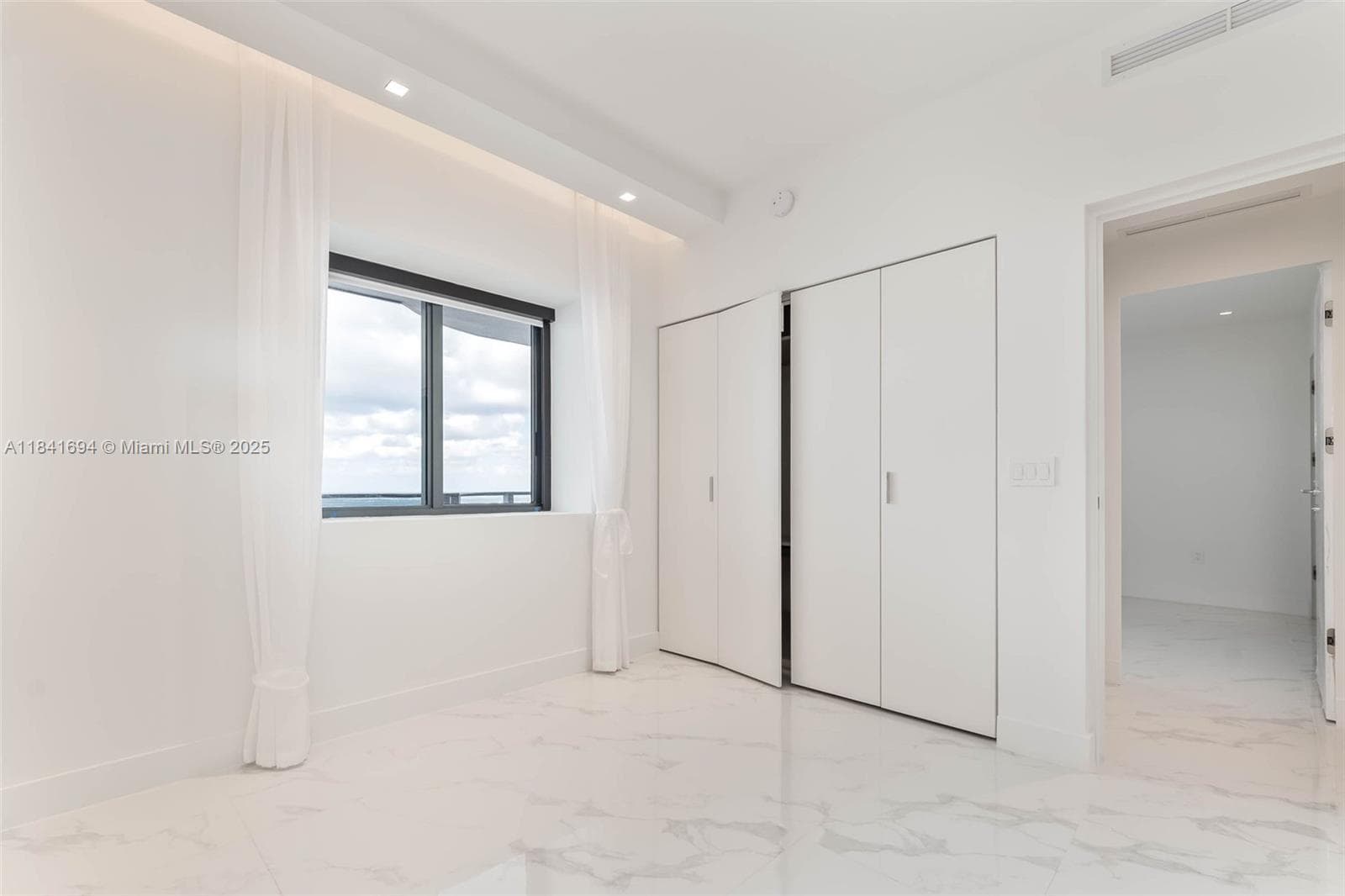 700 NE 24 ST 5005 photo 21
