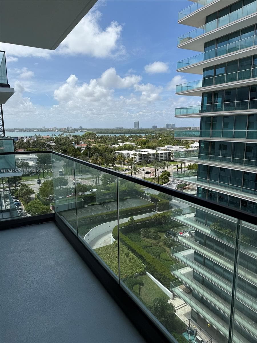 10185 Collins Ave 1220 photo 2