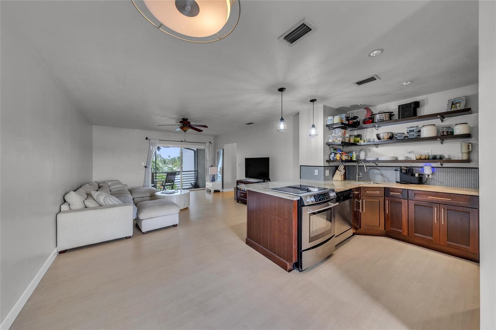1535 SE 15th Street 305 photo 4