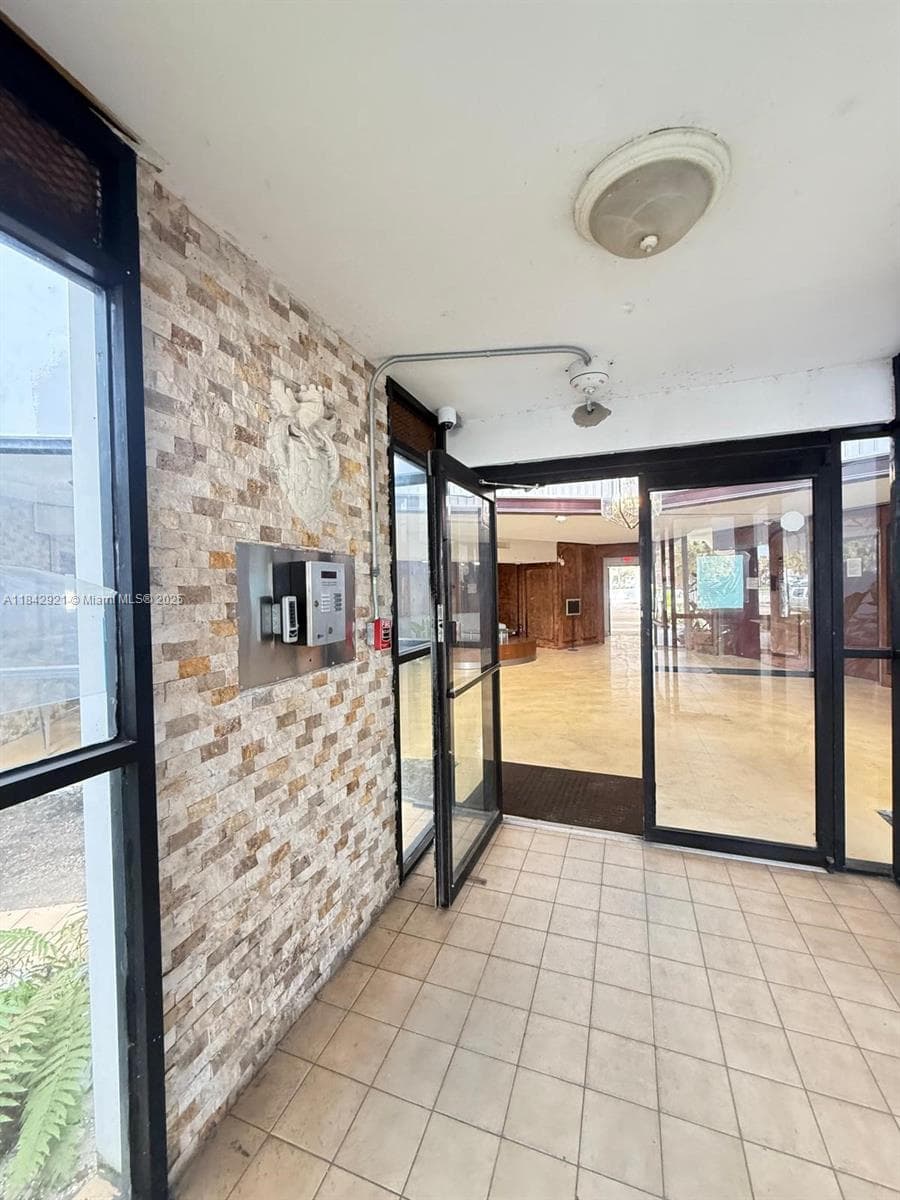 2025 NE 164th St 606 photo 18