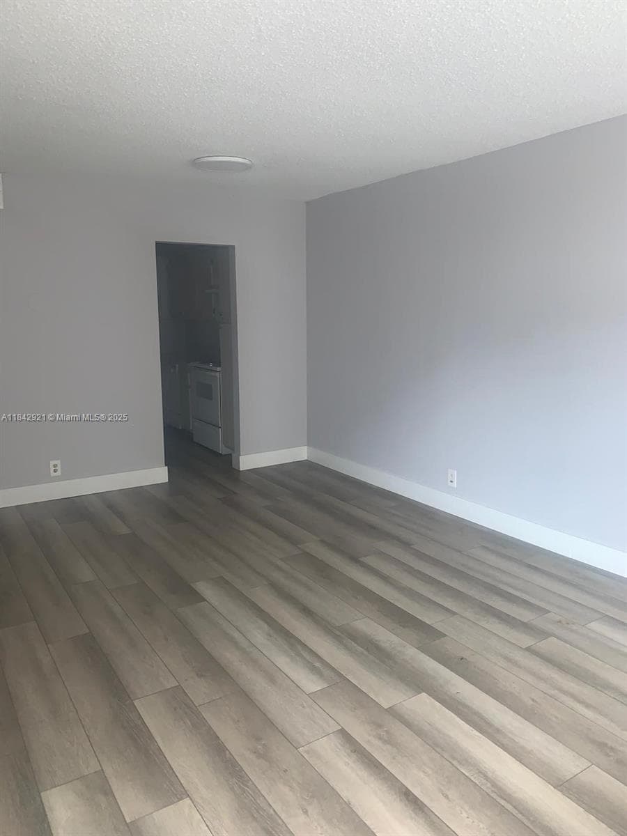2025 NE 164th St 606 photo 4