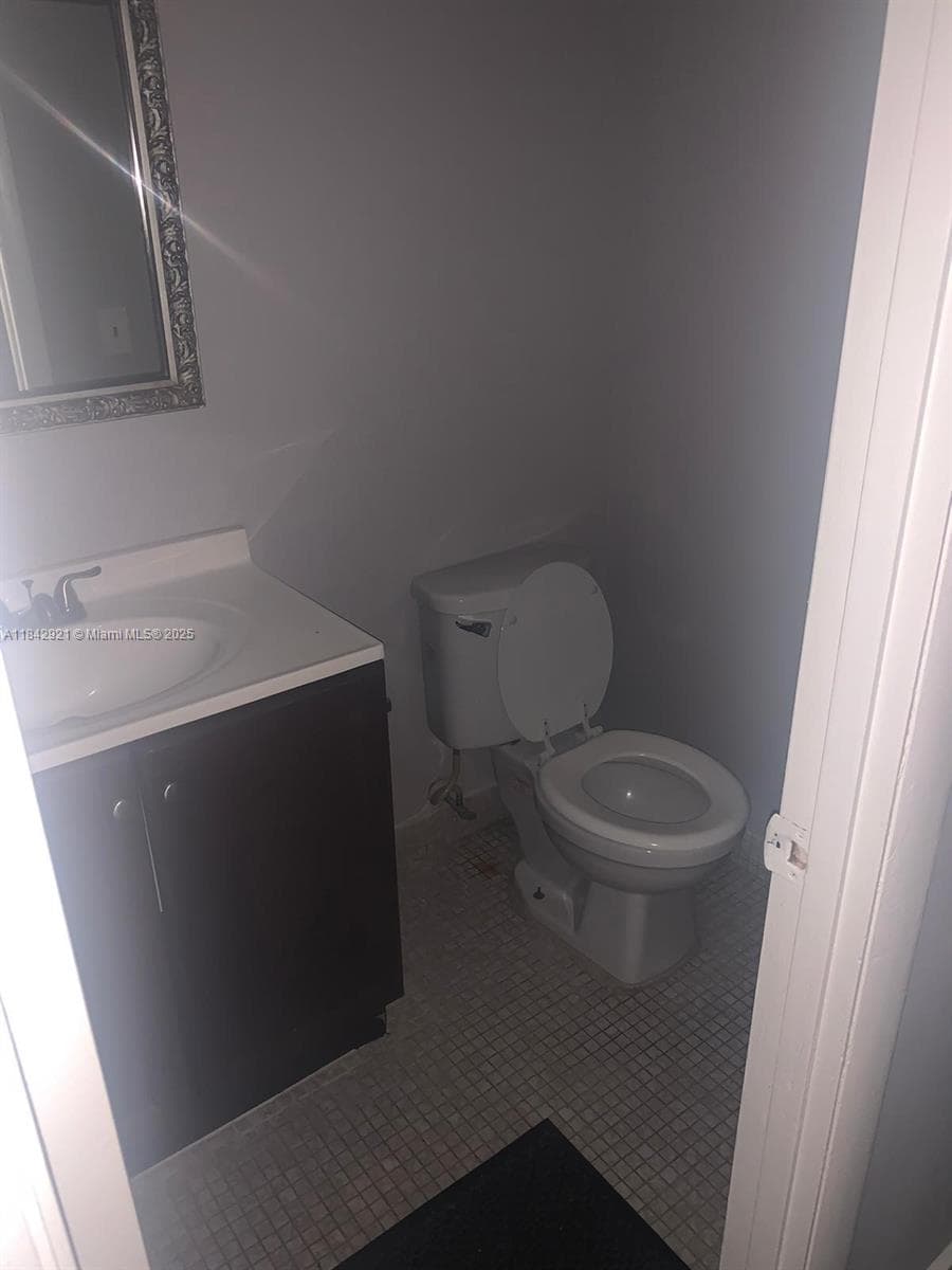 2025 NE 164th St 606 photo 8