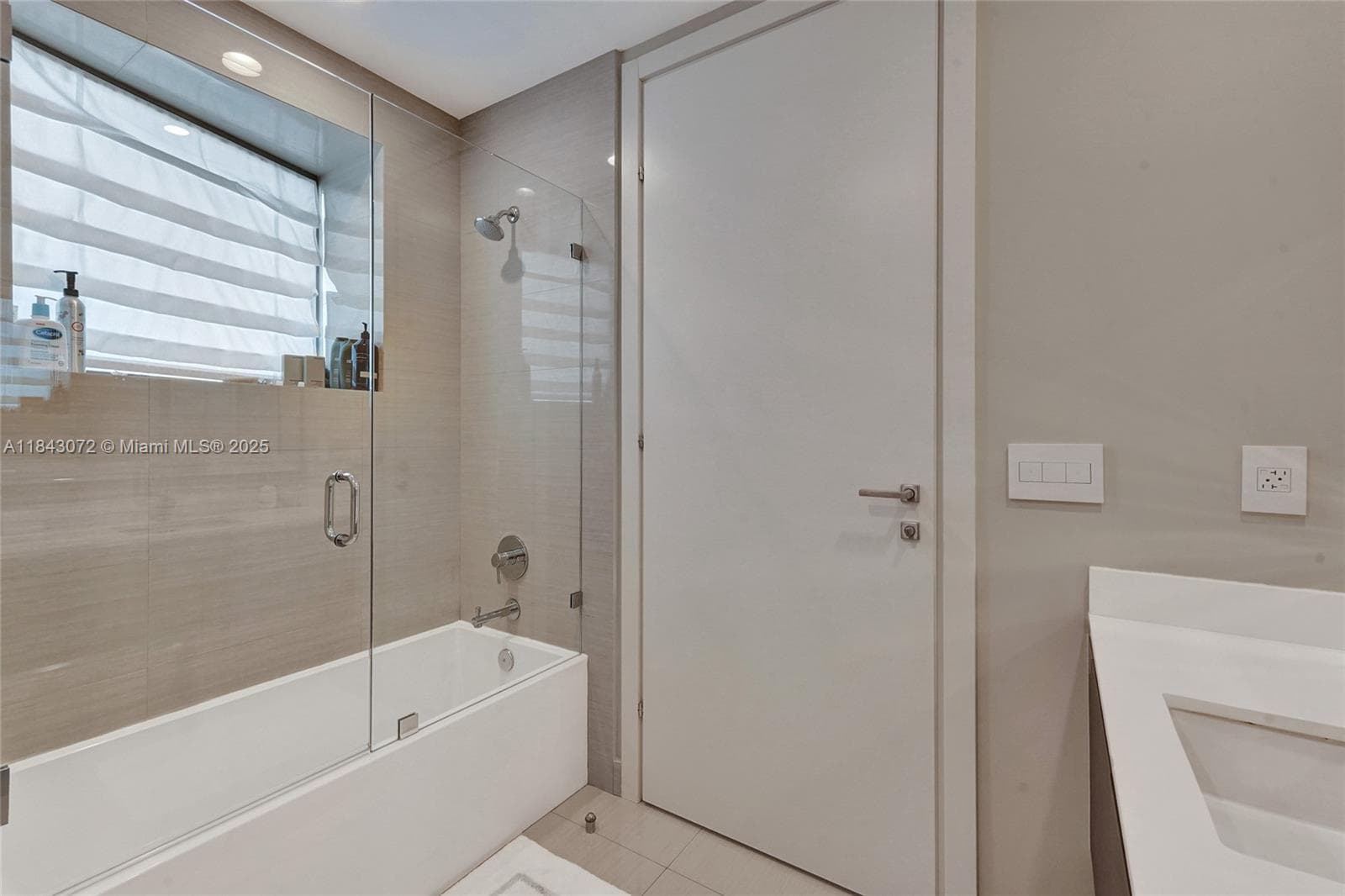 3250 NE 188th St 402 photo 17
