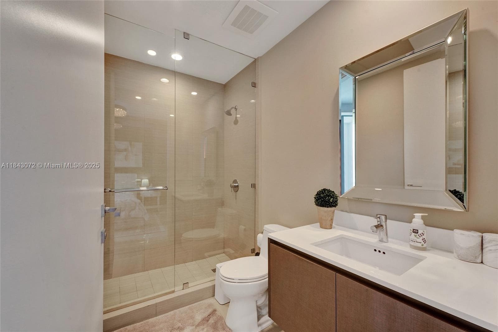 3250 NE 188th St 402 photo 20