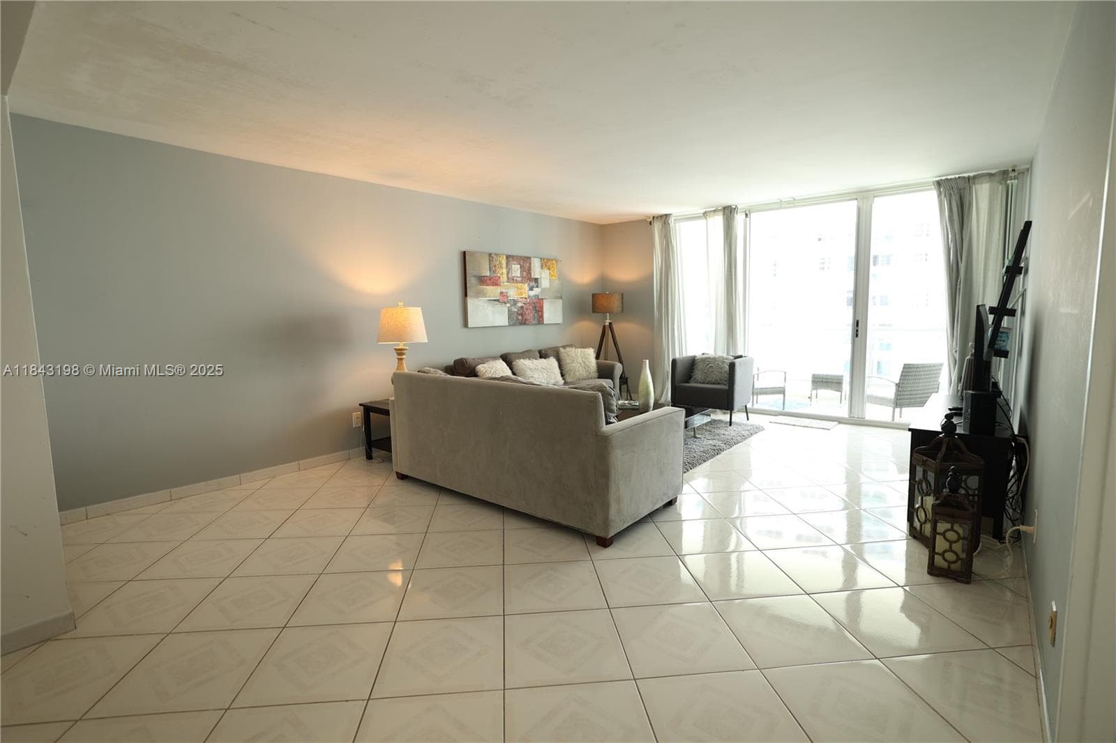 5151 Collins Ave 927 photo 4