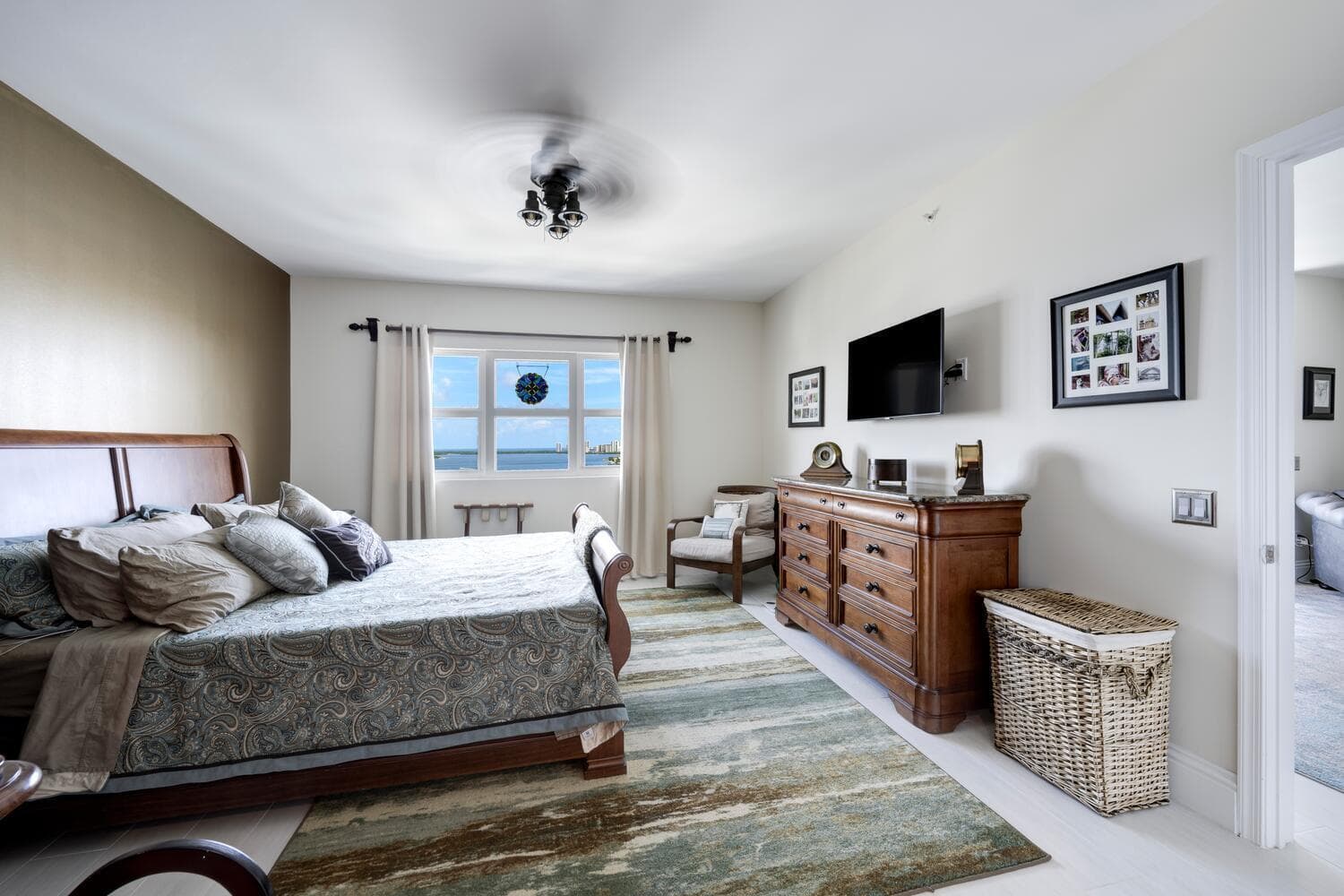 2650 Lake Shore Drive 1602 photo 13