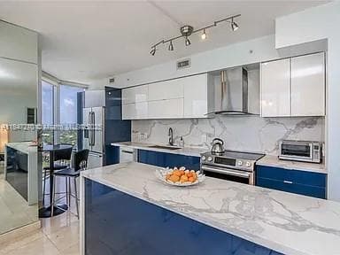 4775 Collins Ave 2105 photo 2