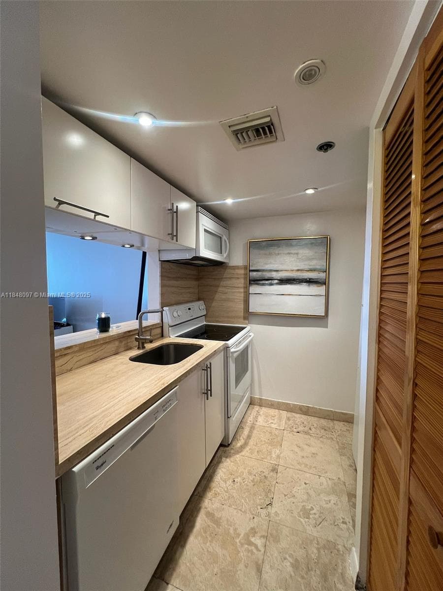 540 Brickell Key Dr 1524 photo 6