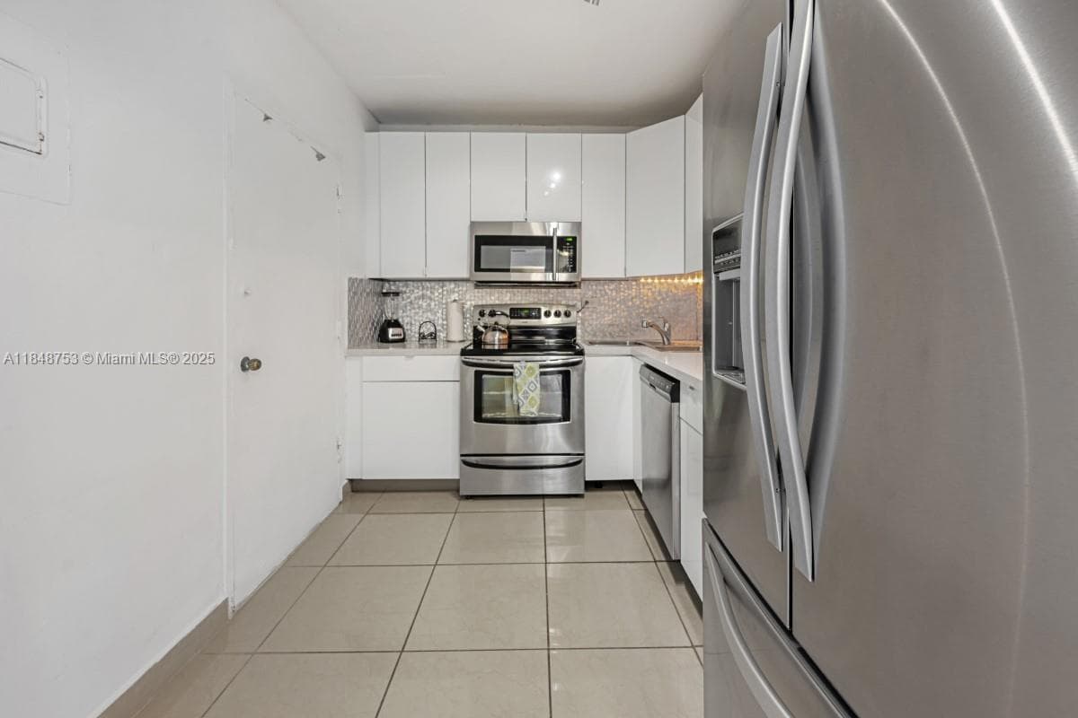 5601 Collins Ave 511 photo 17