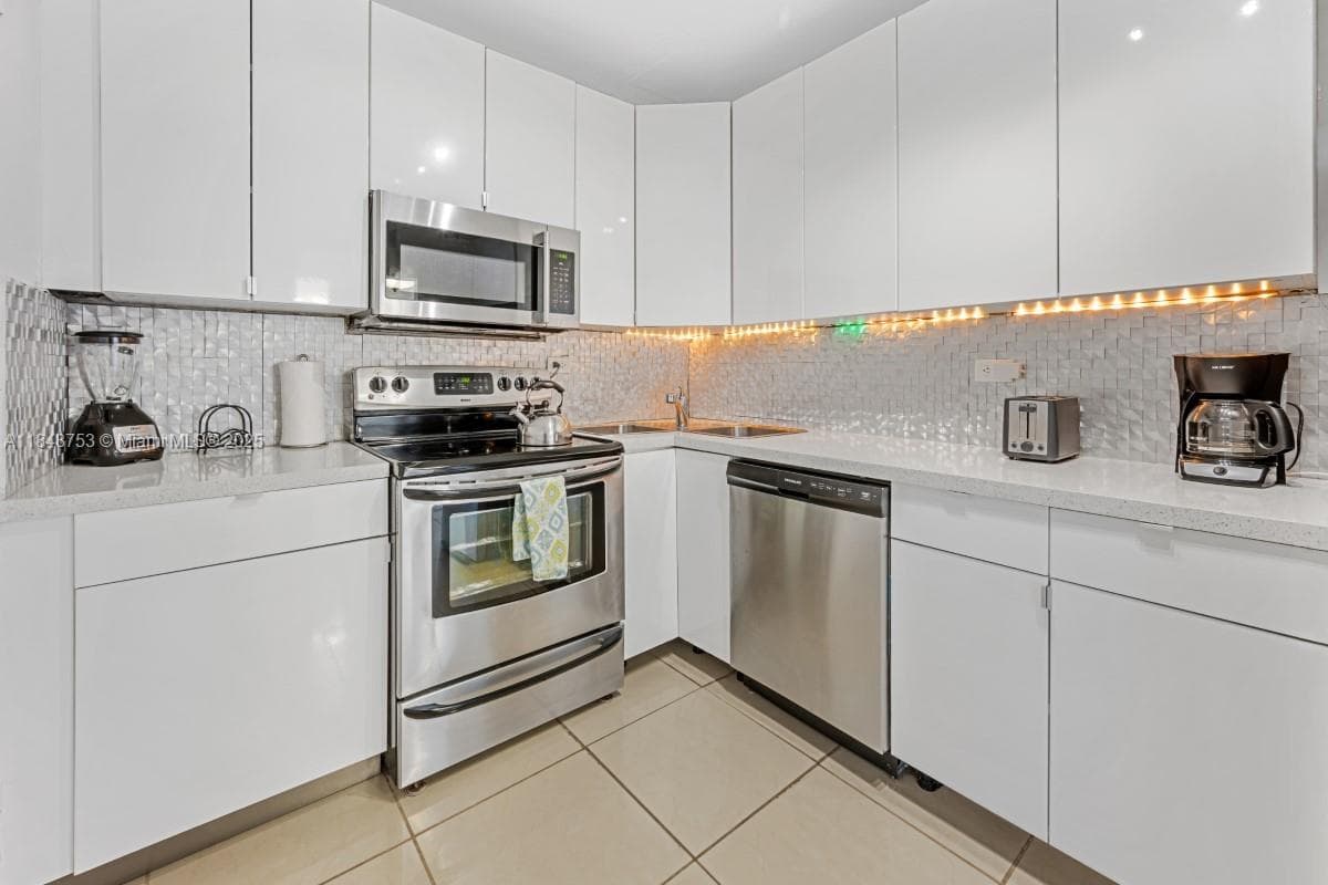 5601 Collins Ave 511 photo 16