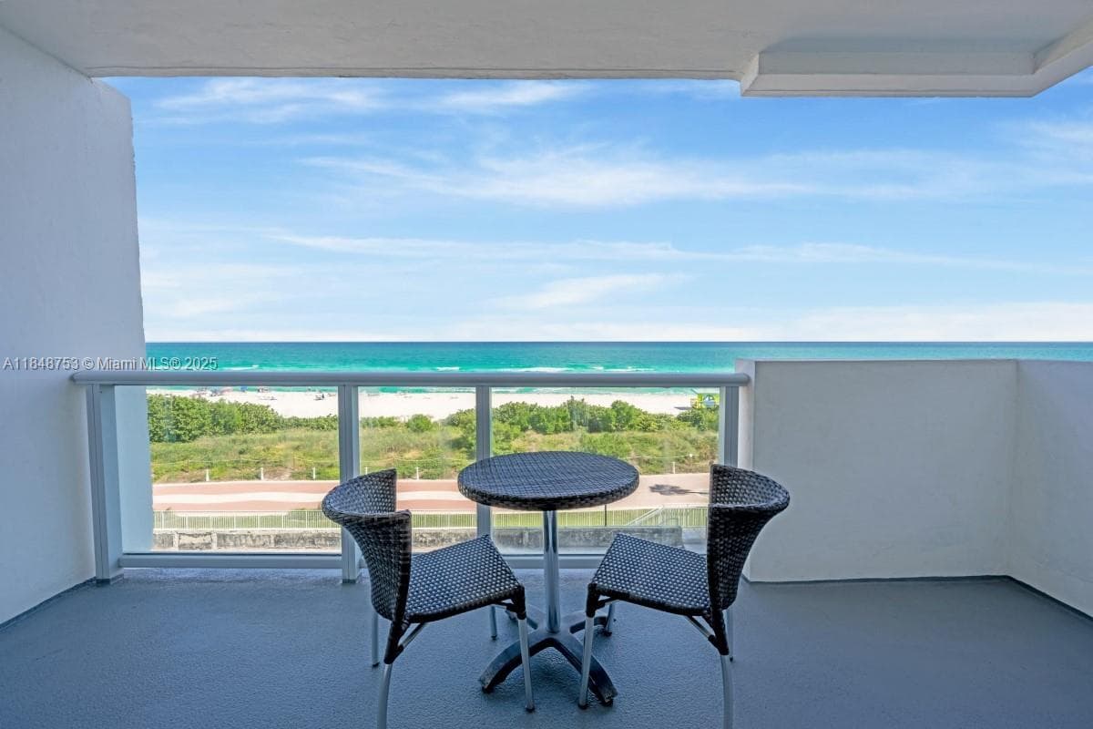 5601 Collins Ave 511 photo 3