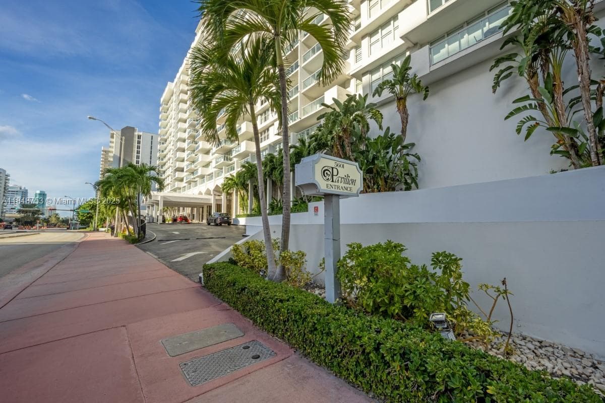 5601 Collins Ave 511 photo 24