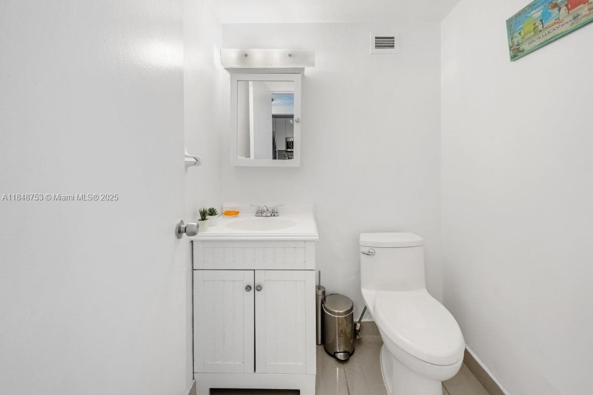 5601 Collins Ave 511 photo 14