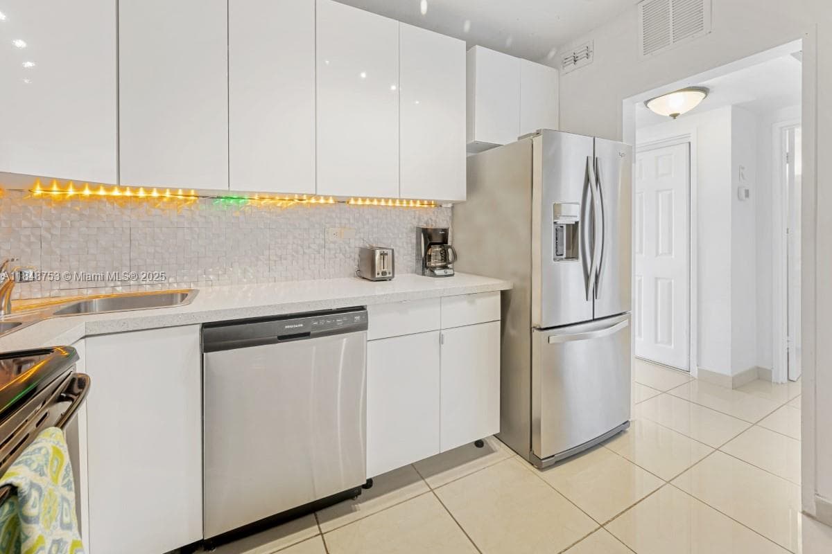5601 Collins Ave 511 photo 18
