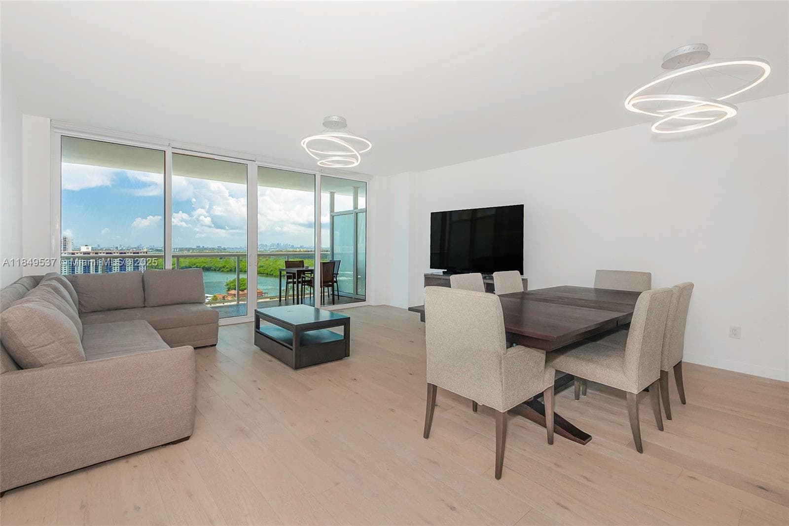 400 Sunny Isles Blvd 1819 ONE LEVEL photo 2