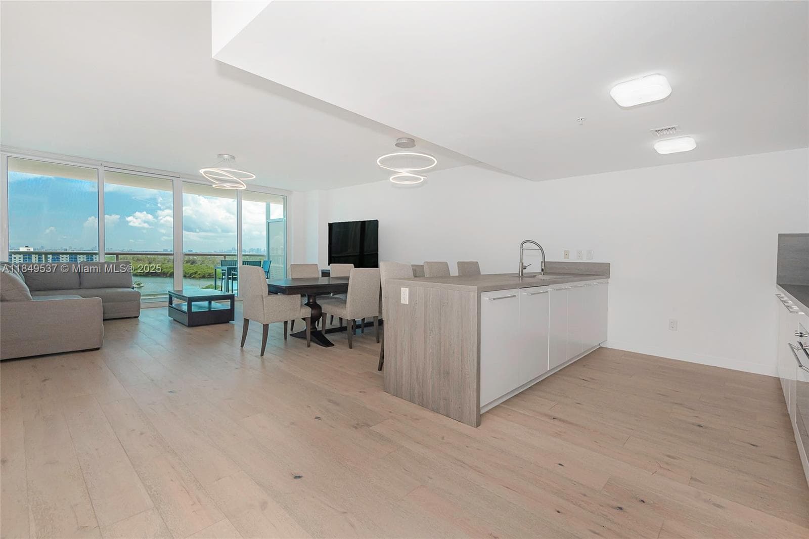 400 Sunny Isles Blvd 1819 ONE LEVEL photo 1