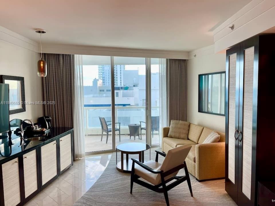 4391 Collins Ave 918 photo 3