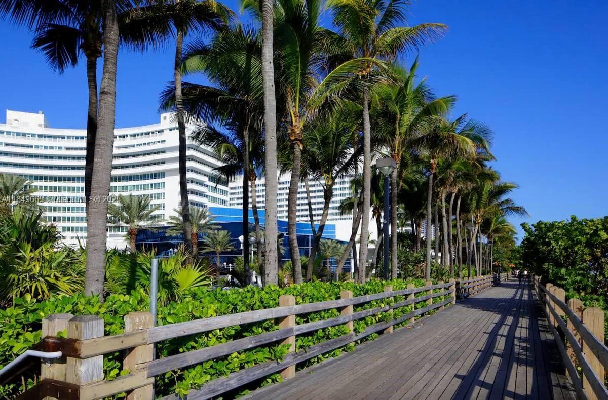 4391 Collins Ave 918 photo 10