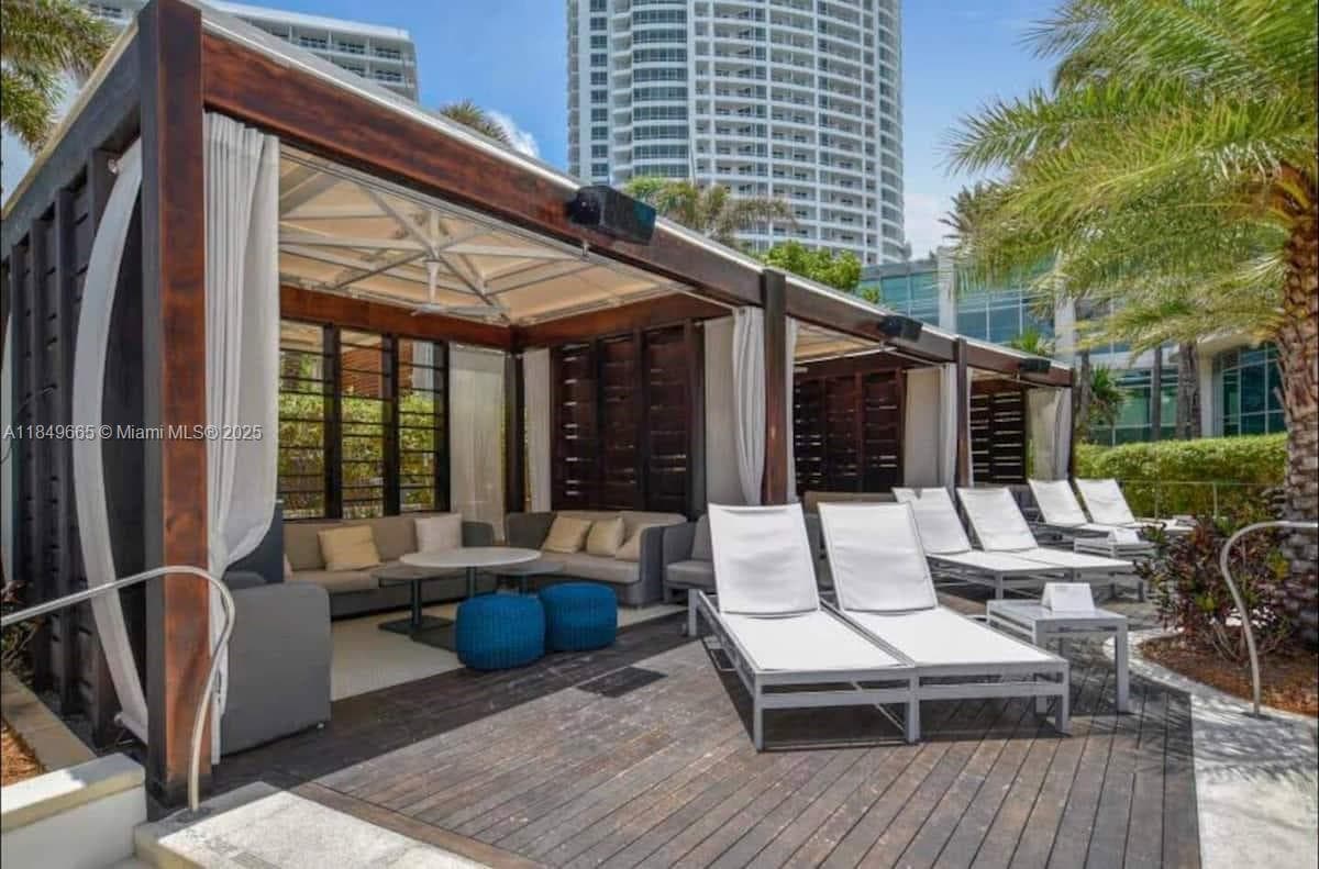 4391 Collins Ave 918 photo 11