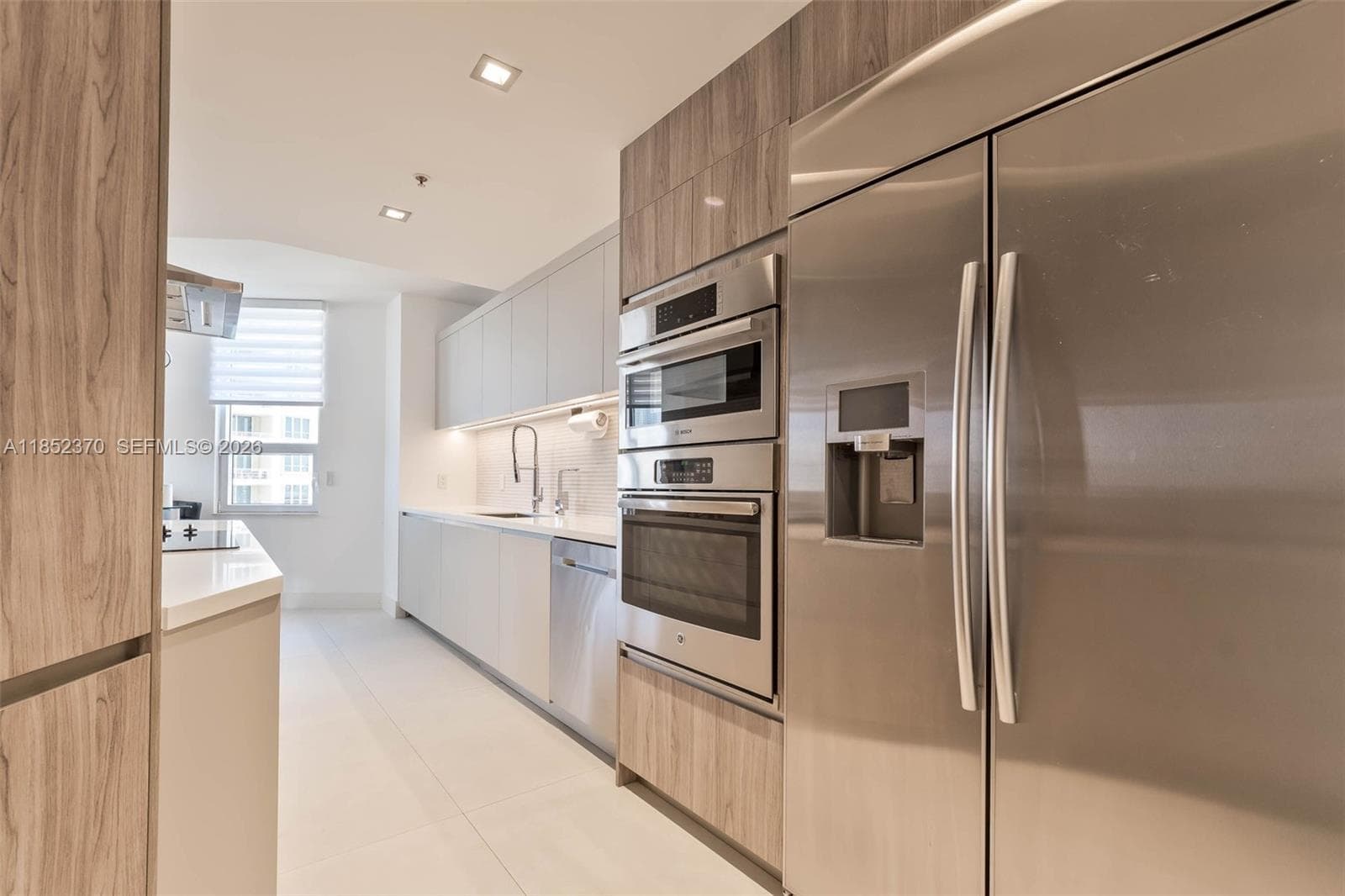 848 Brickell Key Dr 1906 photo 10