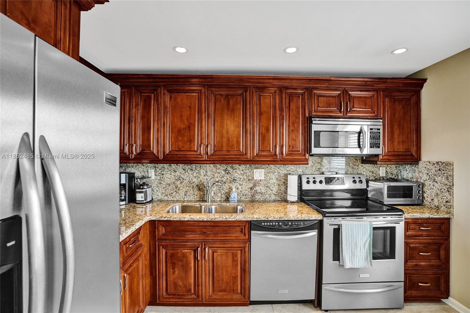 1401 N Riverside Dr 1005 photo 14