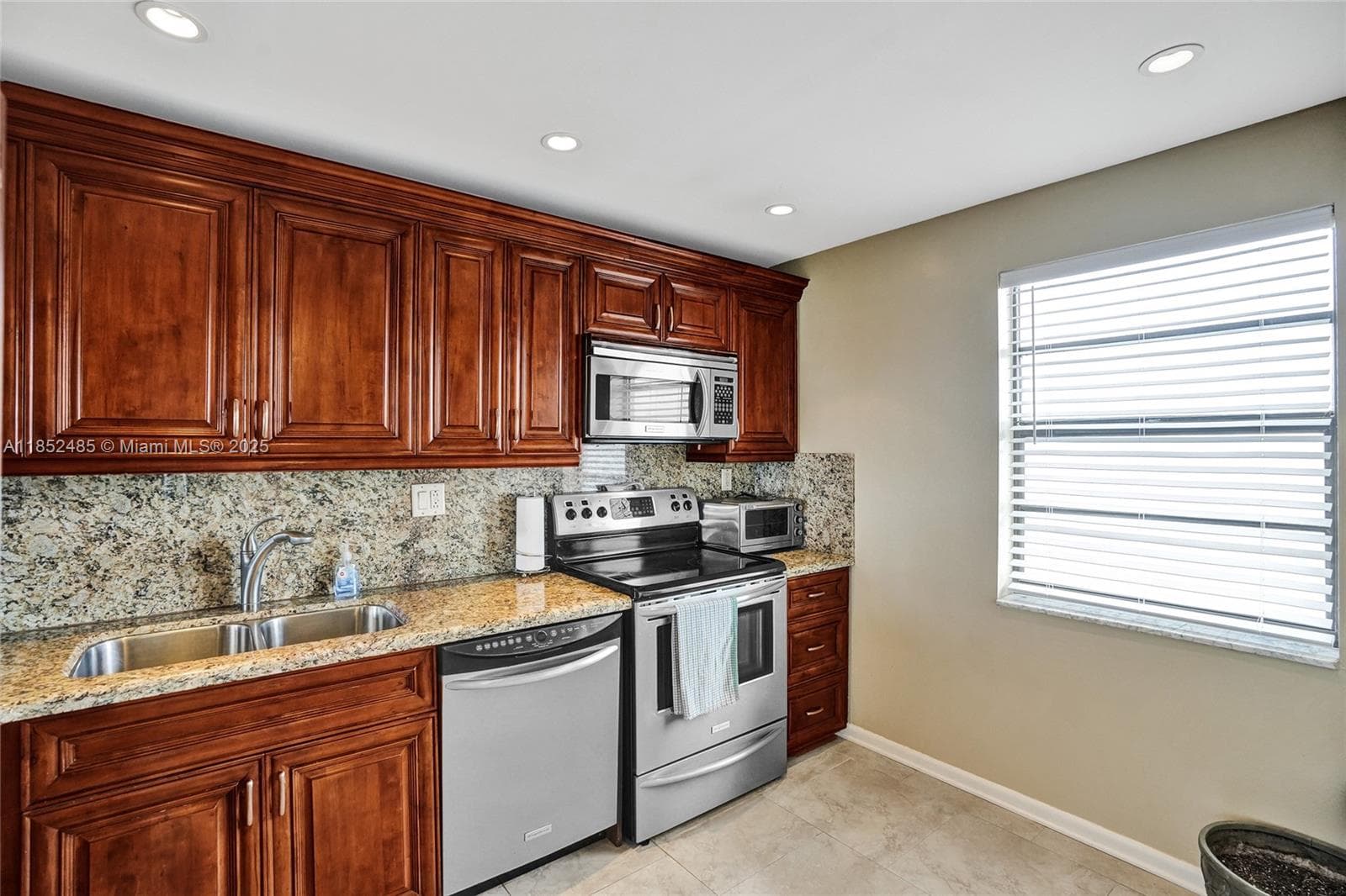 1401 N Riverside Dr 1005 photo 15