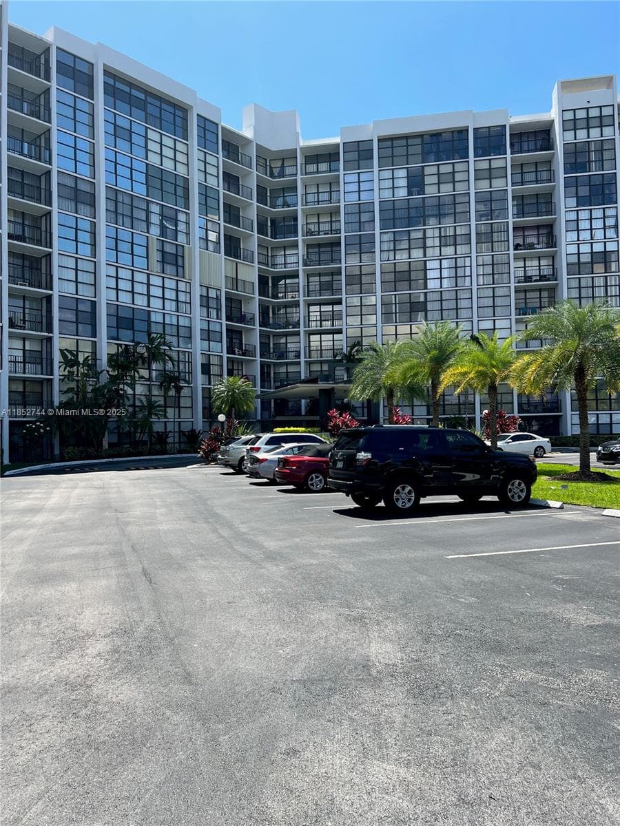 1000 Parkview Dr 523 photo 1