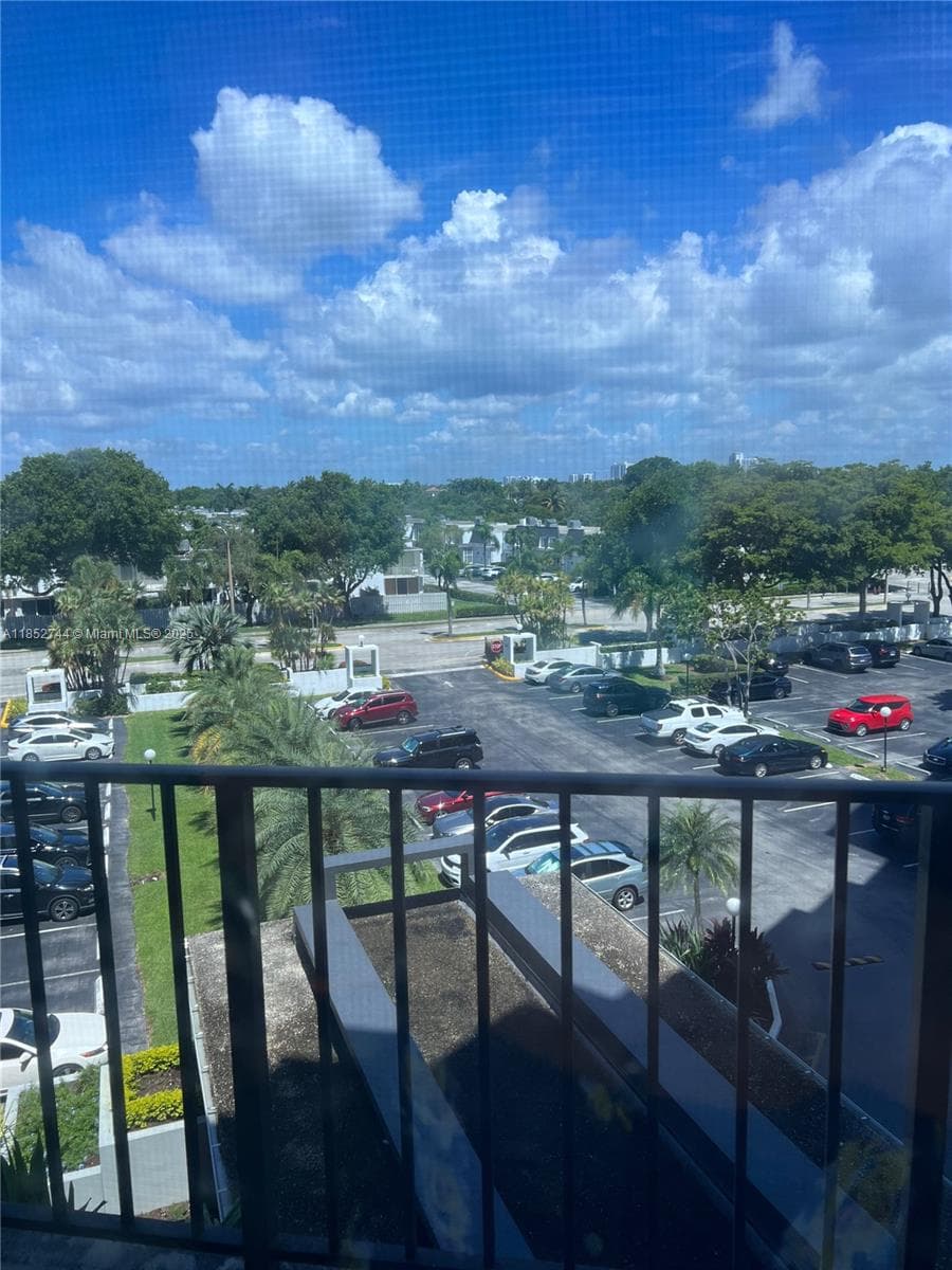 1000 Parkview Dr 523 photo 15