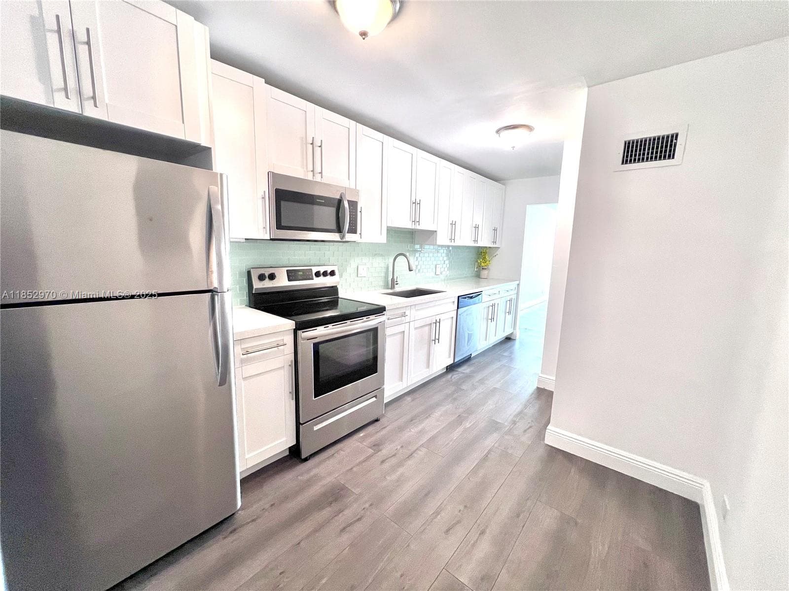 3660 NE 166th St 409 photo 1