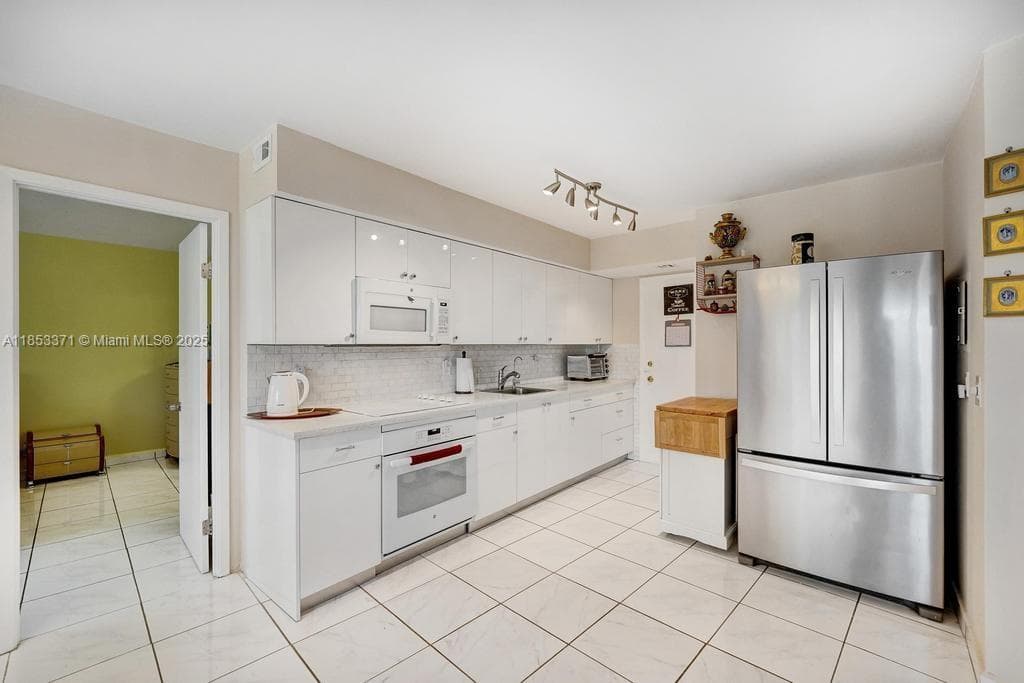 200 Diplomat Pkwy 423 photo 16