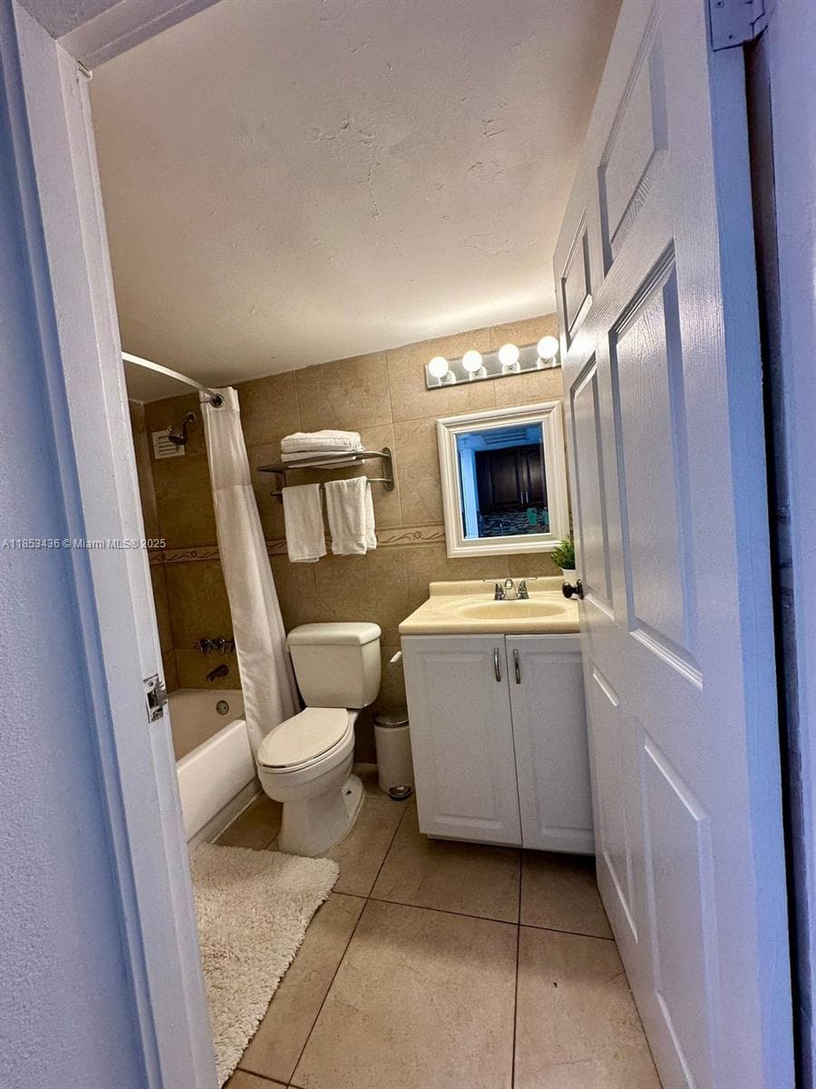 19201 Collins Ave 108 photo 6